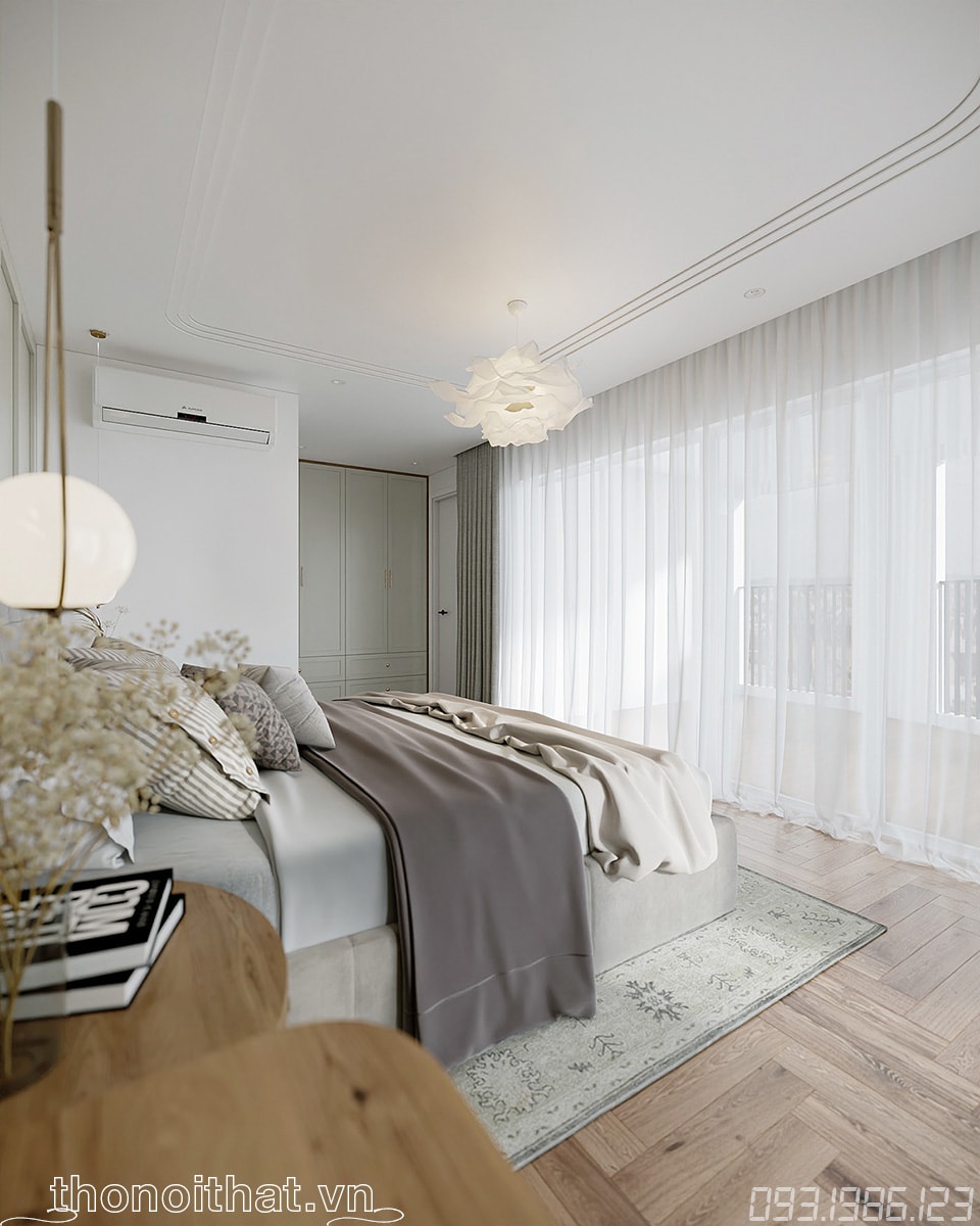 Đối diện chiếc giường vẫn là cửa kính với rèm trắng nhẹ nhàng, hưởng trọn ánh sáng tự nhiên